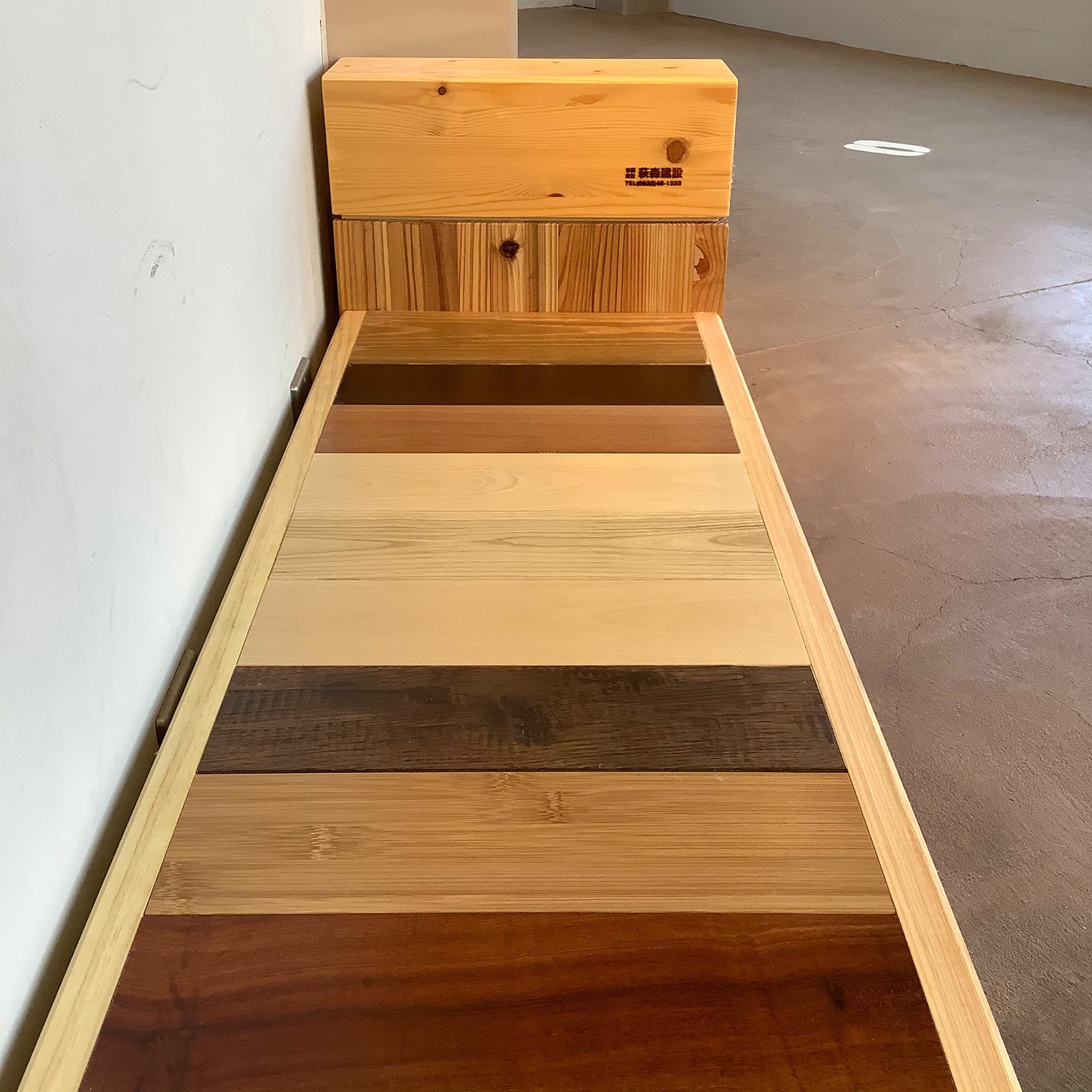 萩森建設が製作した、檜と多樹種フローリングのベンチ